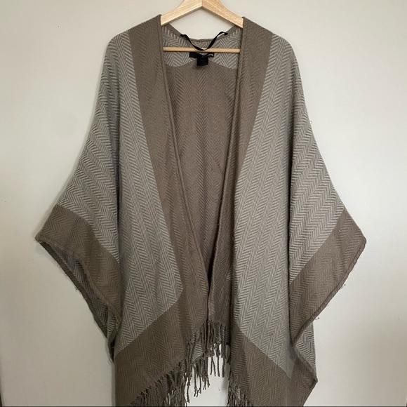 2/25$ - Women’s poncho - Picture 1 of 2